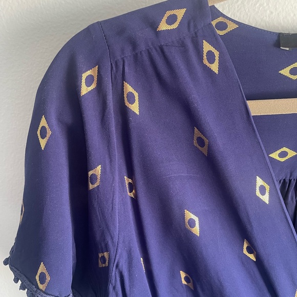 Women’s Large Top Purple/Navy Wrap with Gold Diamond Patterns - Picture 3 of 5
